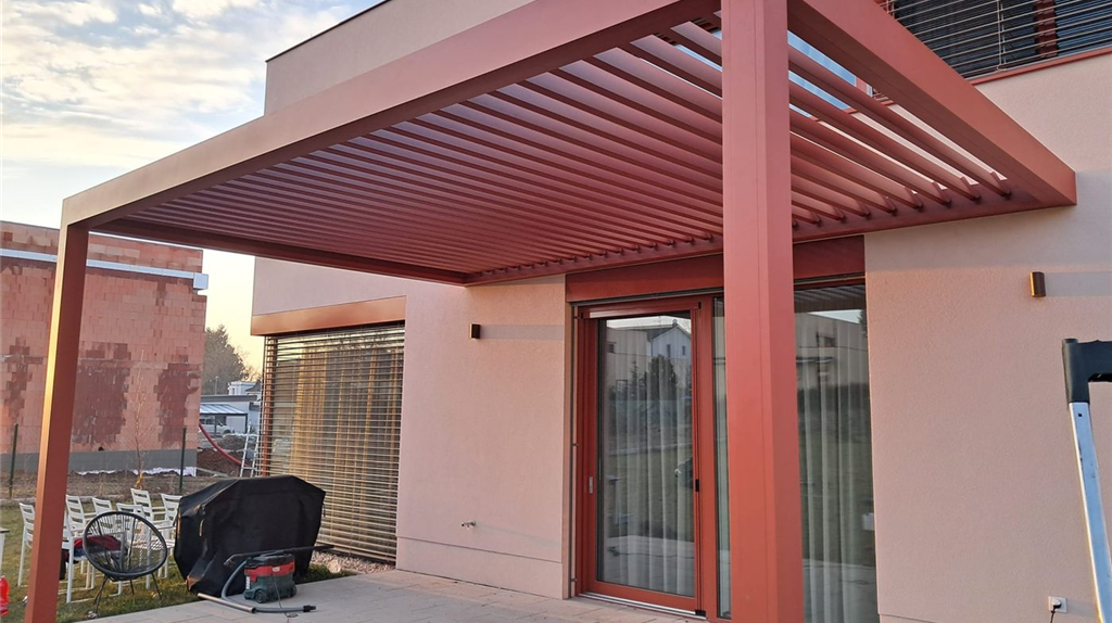 Bioklimatická pergola s lamelovou strechou – realizácia Laboro, Košice a východné Slovensko