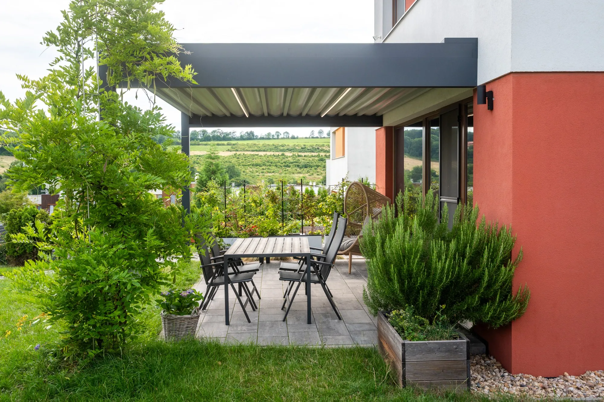 Pergola HORIZONTAL s LED pásmi nad terasou rodinného domu
