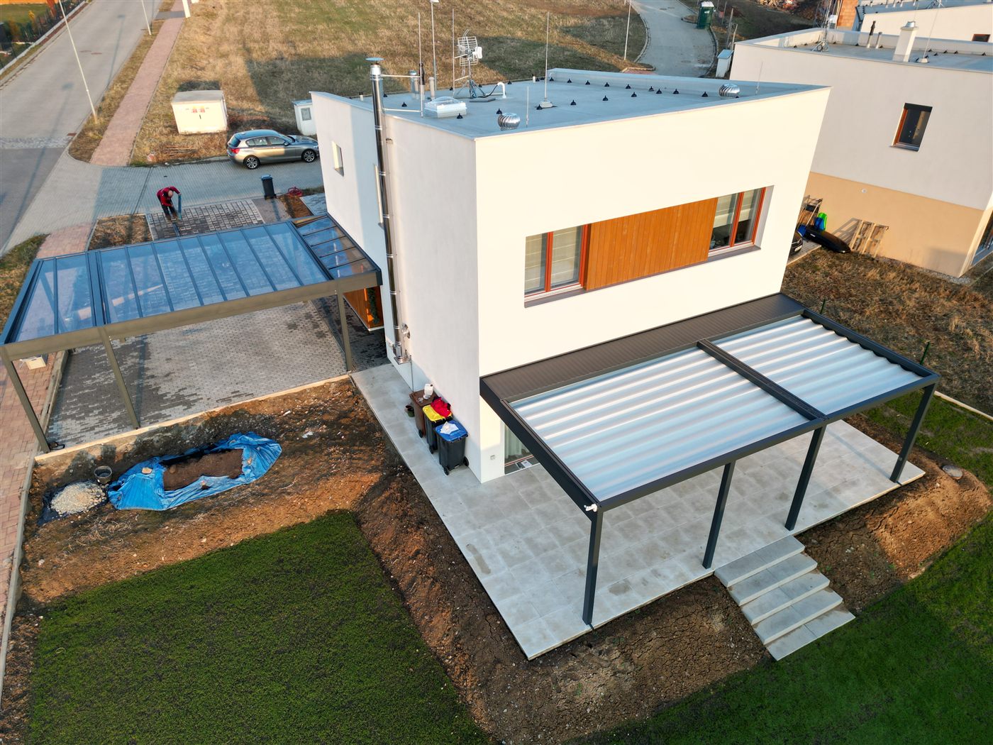 Pergola HORIZONTAL z dronu — sťahovacia strecha nad terasou