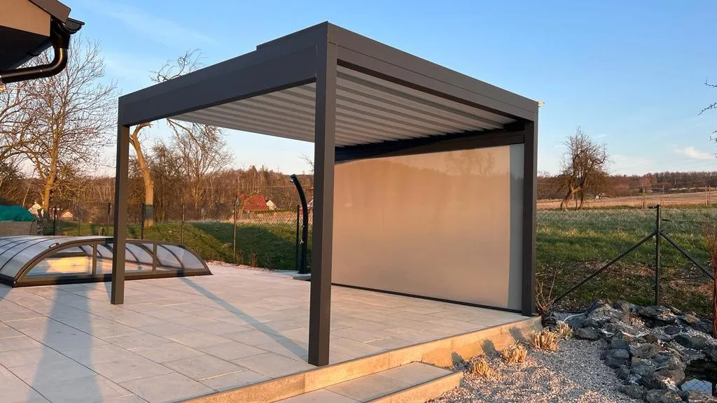 Samostatne stojaca pergola HORIZONTAL so screenovou roletou