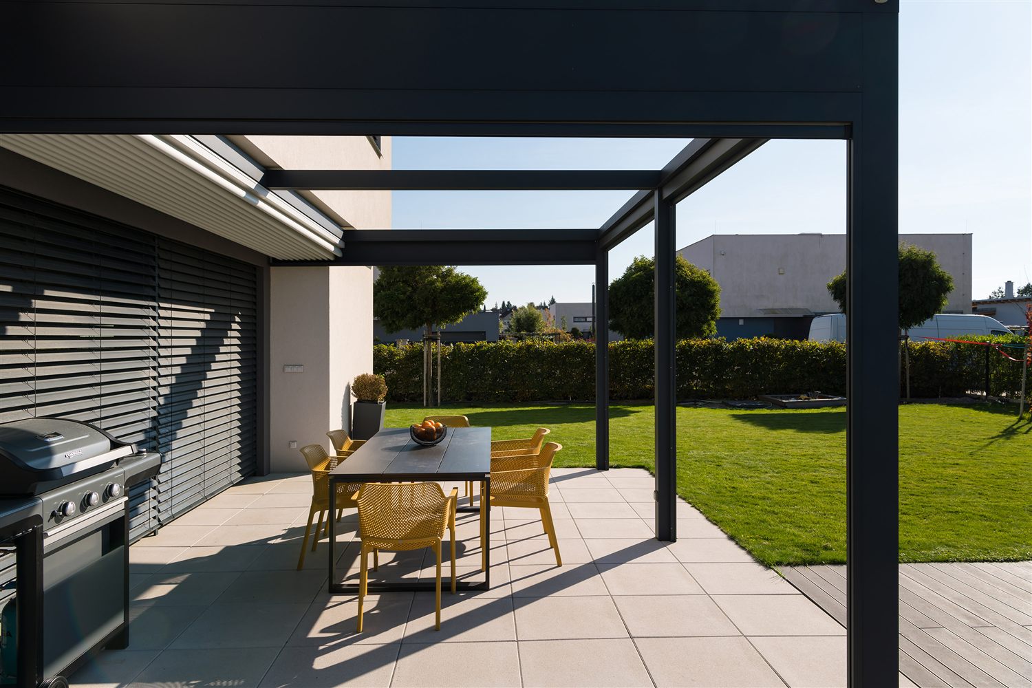 Pergola HORIZONTAL nad terasou moderného rodinného domu