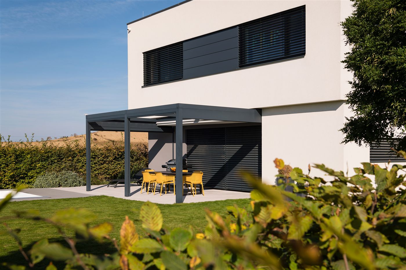 Pergola HORIZONTAL so screenmi pri dome so záhradou