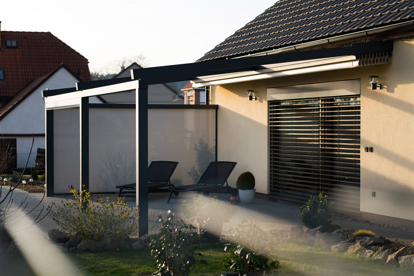 Pergola HORIZONTAL nad drevenou terasou