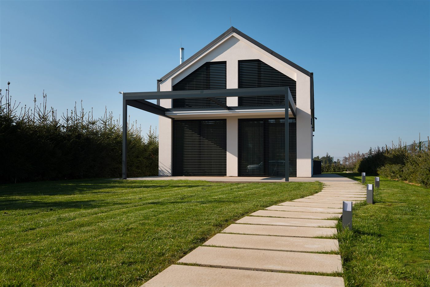 Pergola HORIZONTAL pri rodinnom dome so sedlovou strechou