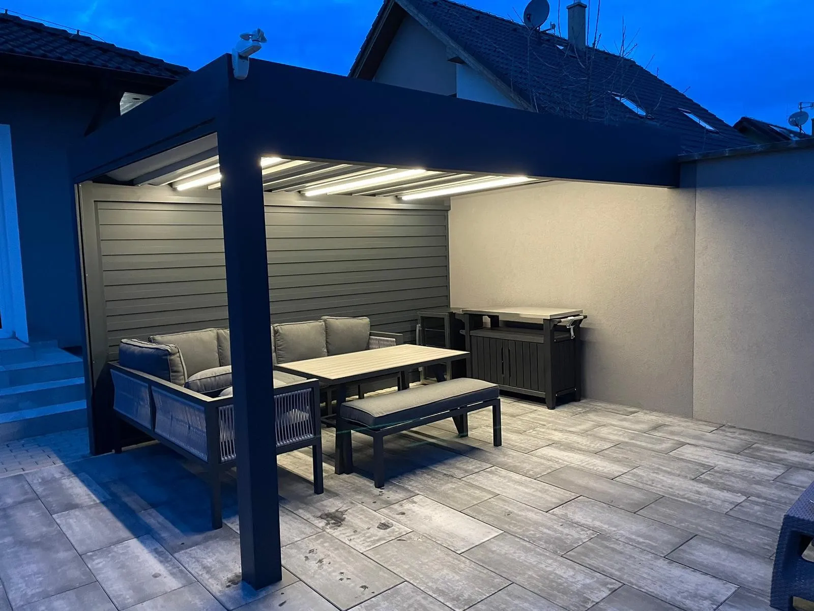 Pergola HORIZONTAL večer s LED osvetlením