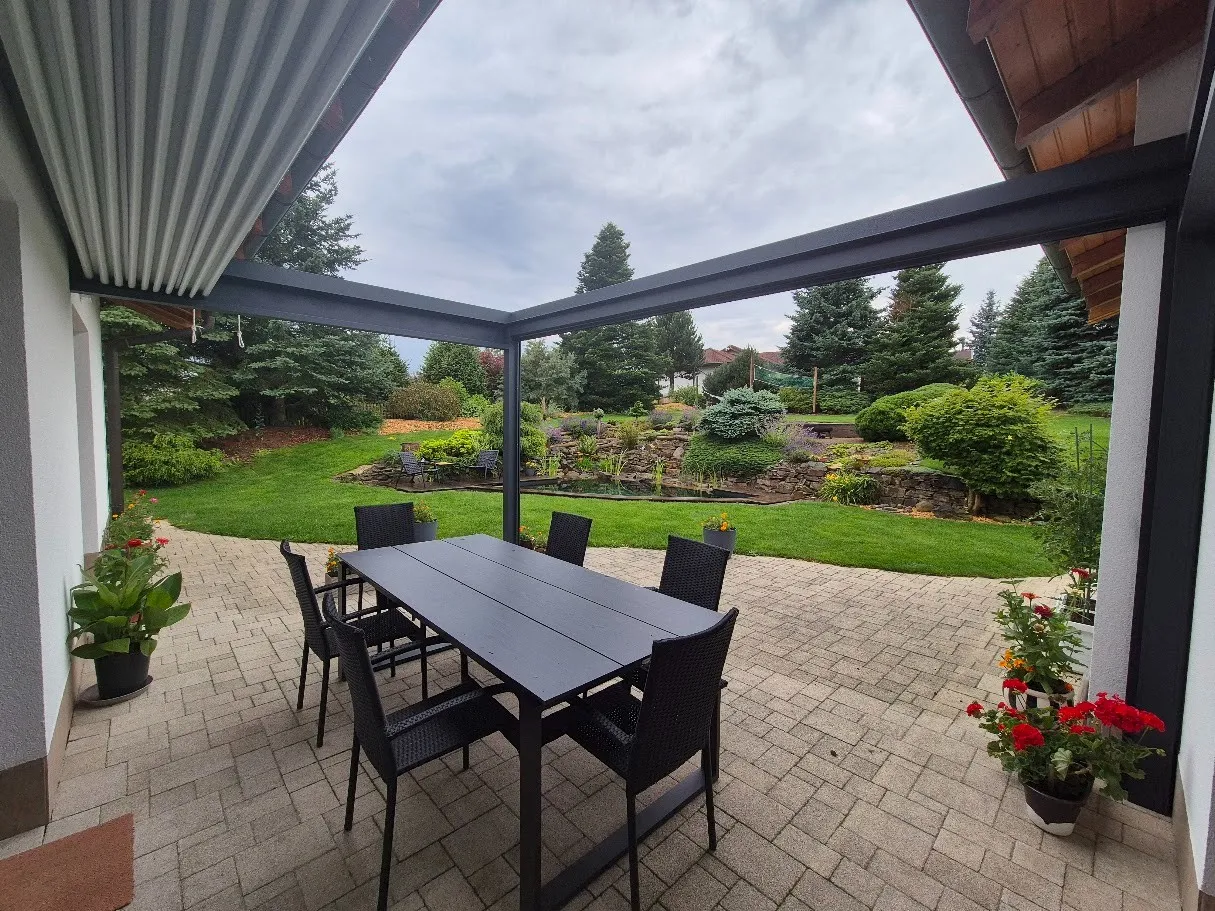 Rohová pergola HORIZONTAL nad záhradným sedením